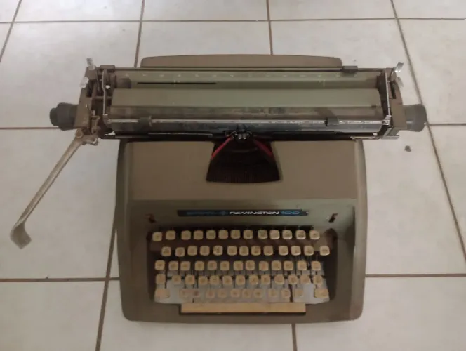 Vendo Uma Máquina de escrever