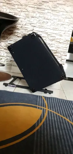 Pedestal p Amplificador e Cubo on stages stands