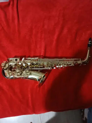Sax alto pouco uso 