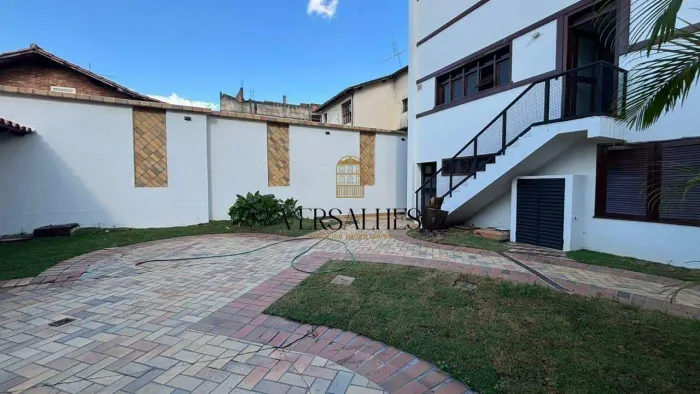 Casa para alugar com 08 quartos, 08 banheiros, 06 vagas de garagem, 400 m² - Bairro Santa