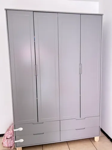 Quarto de bebê- guarda roupa, cômoda e berço que vira cama