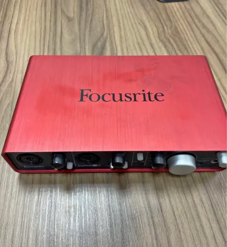 interface de audio Scarlett focusrite 2i4