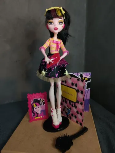 MONSTER HIGH - DRACULAURA ART CLASS