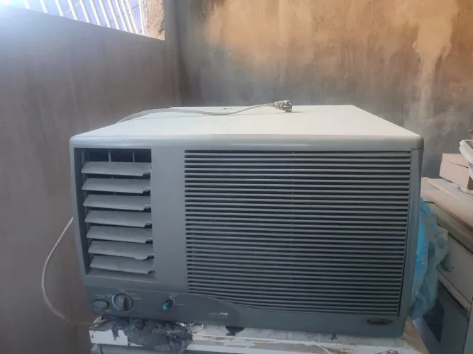 Vendo ar condicionado 15000bts, 220v de janela