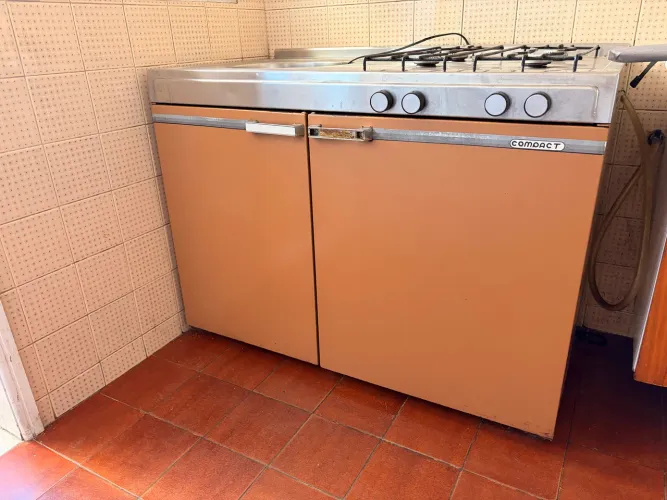 Cozinha, pia, geladeira e fogão ideal motorhome ou kitnet