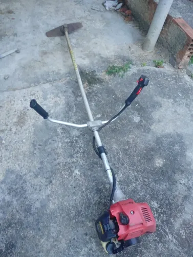 Roçadeira Toyama 