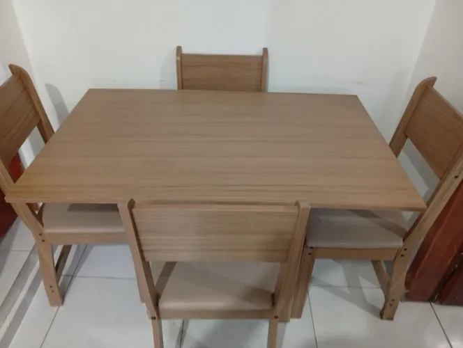 Mesa com 04 cadeiras