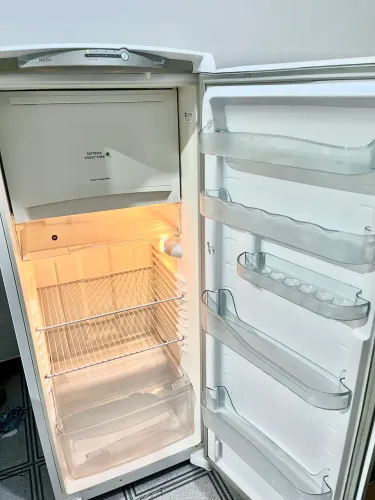 GELADEIRA EM ÓTIMO ESTADO