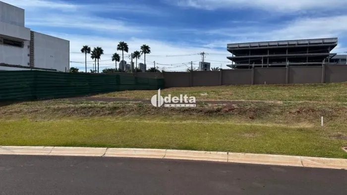 Terreno em condomínio disponível para venda no bairro Gávea em Uberlândia-MG