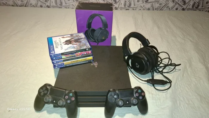 Ps4 pro 1TB completo 2 controles + headset e jogos pegando perfeitamente