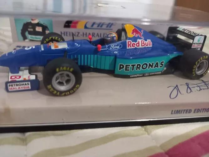 Miniatura F1 Red Bull Sauber Ford Launch Version 1996 Frentzen 1:43