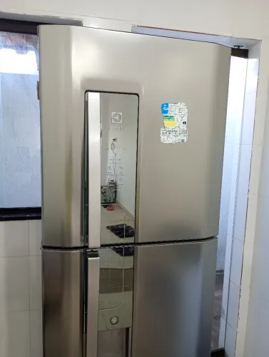 Vendo geladeira Eletrolux com reservatório de água na porta
