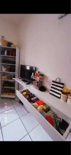 Conjunto de gaveta e prateleira para o quarto 