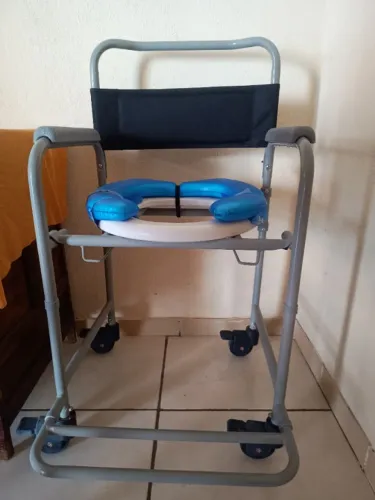 Cadeira de banho com rodas