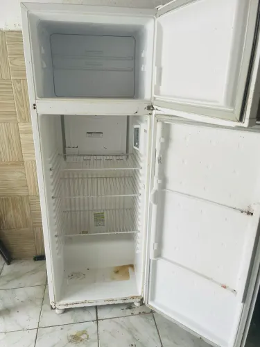 Vendo geladeira para retirar peça ou consertar
