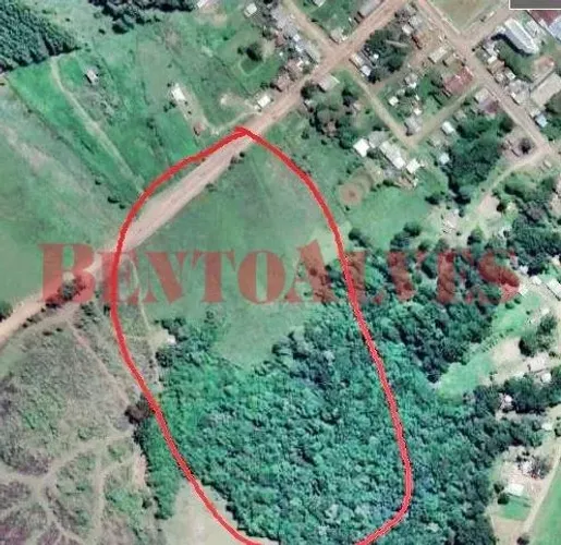 Área de terra com testada de 40m para estrada principal, na entrada da Vila, com campo e m
