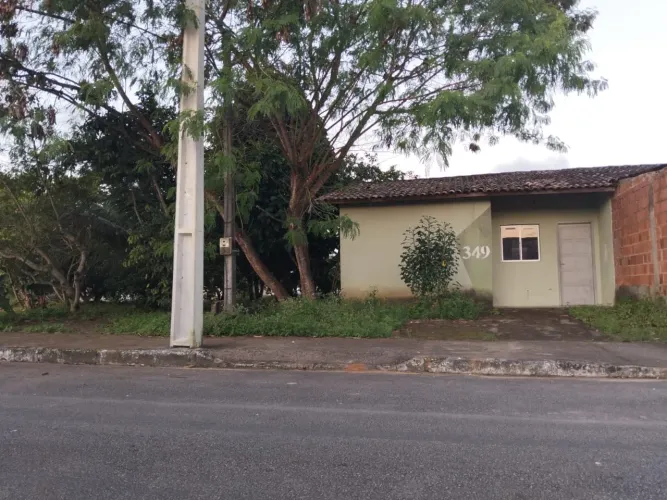 Aluga-se casa em condomínio fechado