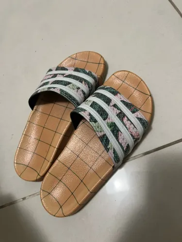 Chinelo adidas rosa florido