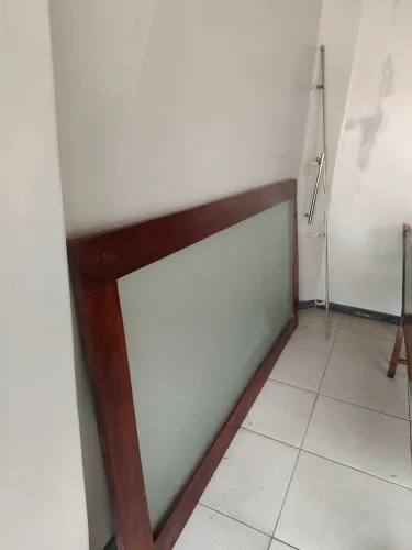 Porta de correr, madeira e vidro com 2,15cm de Comp e 1,11 cm de largura