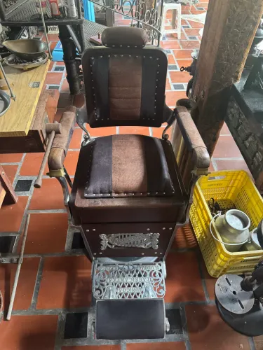 Cadeira de barbeiro koken Antiga com estofamento em couro bicolor 