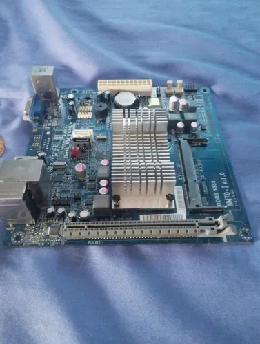 Placa mãe com prosessador integrado para retirada de peças