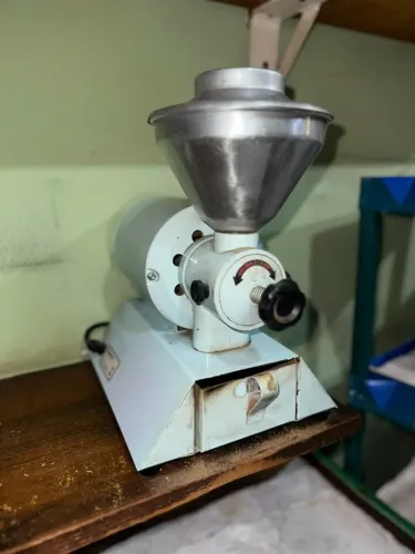 Moedor Moinho De Café E Grãos Elétrico Botini Comercial - 127V