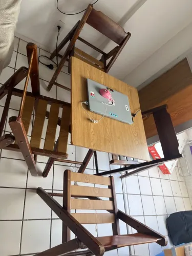 Mesa com 4 cadeiras de madeira