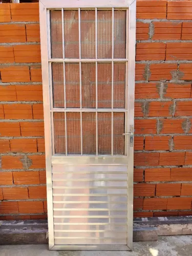 Porta alumínio com batente e fechadura 2.07 x 0,74