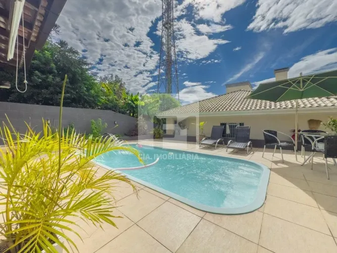 Casa de 5 dormitórios à venda na Carvoeira