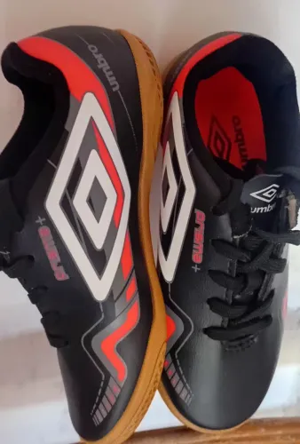 Chuteira umbro infantil numeração 28