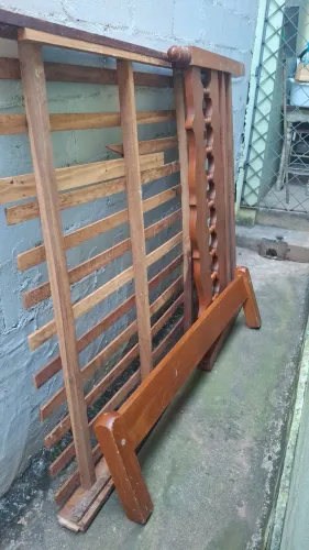 Doação de uma cama de casal em madeira maciça 