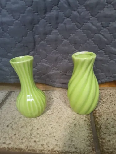 Mini vasos em cerâmica. Conjunto por R$ 15,00.