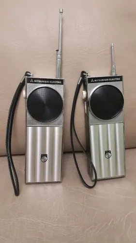 Rádio antigo Mitsubishi Transceiver TX-830E  de 1960.