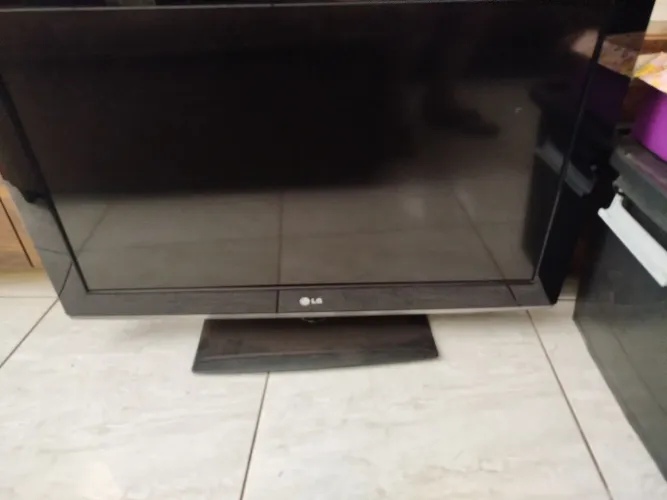 TV LG 32" LCD + Controle Original e Base de Mesa