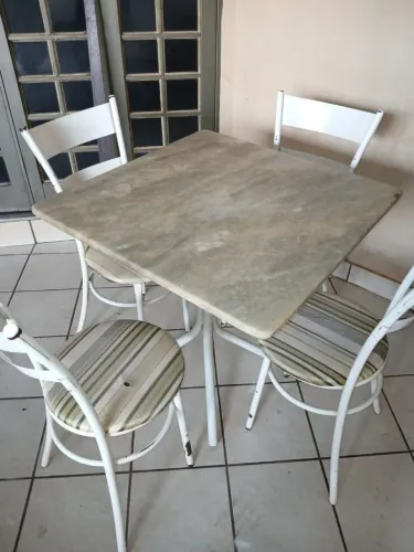 Mesa com 4 cadeiras. Entrego. Uberlândia.