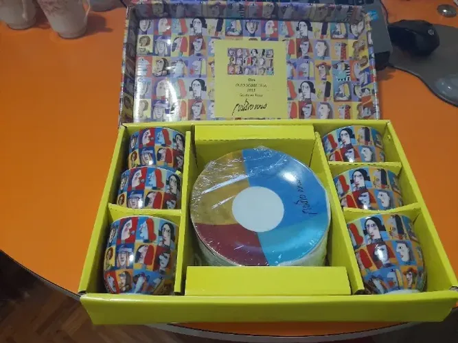 Jogo de Xicaras de Porcelana Coleção Elas 2011 - Gustavo Rosa, nunca usada, ler a descriçã