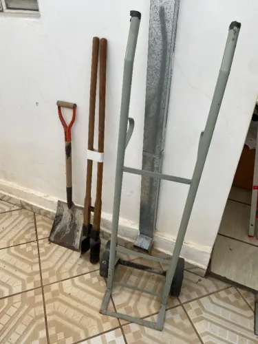 Pá, cavador e carrinho de mão