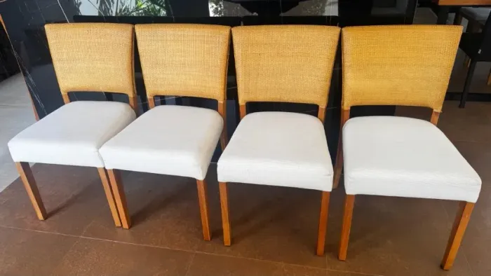 04 Cadeiras Kali - Cadeiras de madeira com assento estofado e encosto de vime.