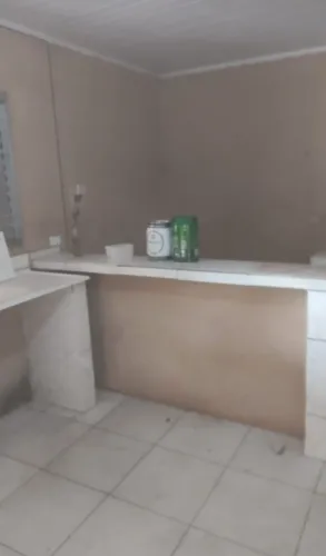 Alugo um barracão de um quarto banheiro cozinha americana *