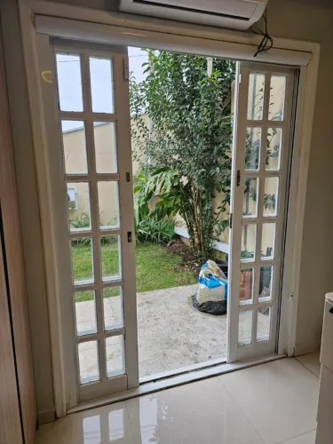 Porta e janela em esquadrias de madeira de imbuia