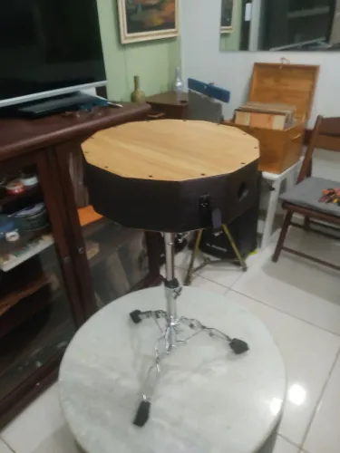 Vendo caixa percussiva Marcos Brandão eletro acistico 14 x 4 mais estante 220 em aço croma