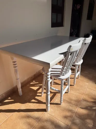 VENDE-SE MESA DE MADEIRA C/ 2 CADEIRAS
