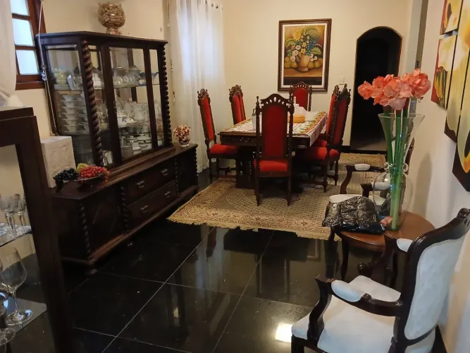 Mesa de madeira maciça com 08 cadeiras