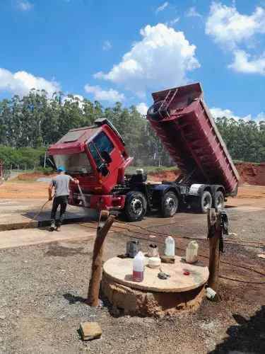 Ford cargo bitruck caçamba ano 2000/2001 . Caçamba 2009 ,pegar e trabalhar!
