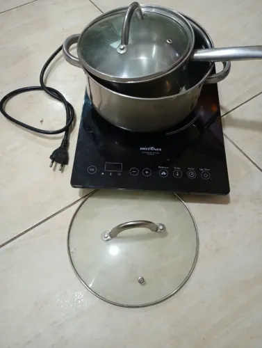 Fogão de indução com 4 panelas
