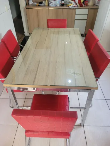 Mesa tampao vidro c/6 cadeiras estofados, pés de metalom galvanizado.