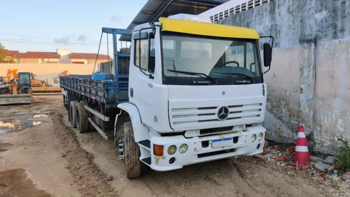 Caminhão Mercedes 1418 carroceria ano 2000