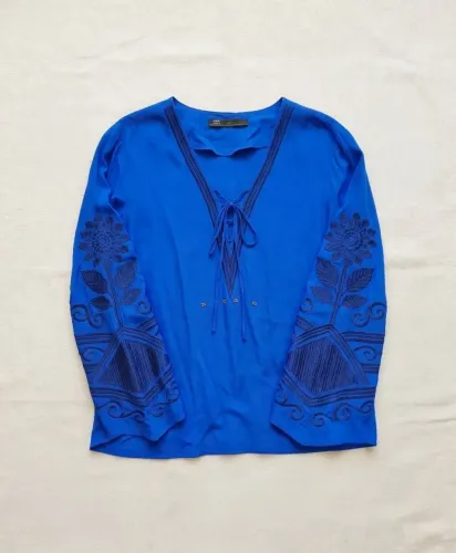 camisa bata morena rosa bordada azul royal m