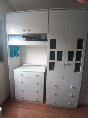Guarda roupa infantil e cômoda. E porta untensilios para bebê.