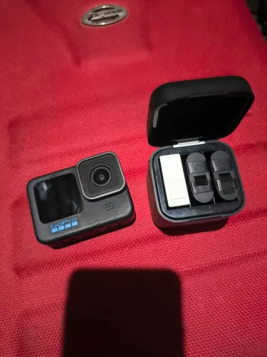 Go pro hero 10 com três baterias e cartão de memória 128 GB e carregador usado apenas 4 vz